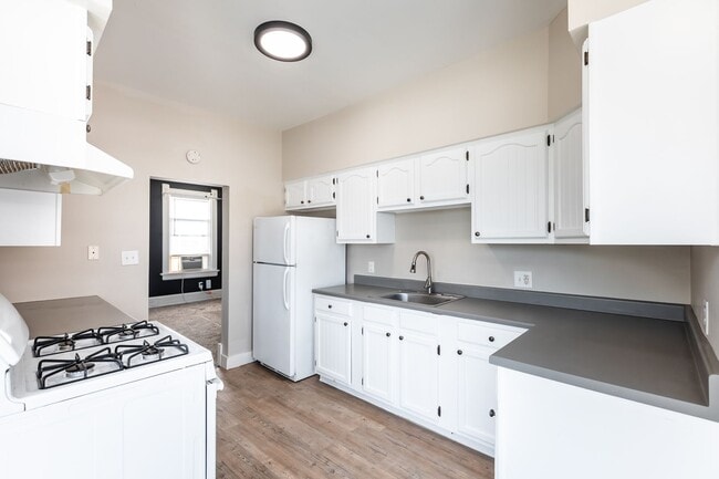 Building Photo - Hudson Ave.