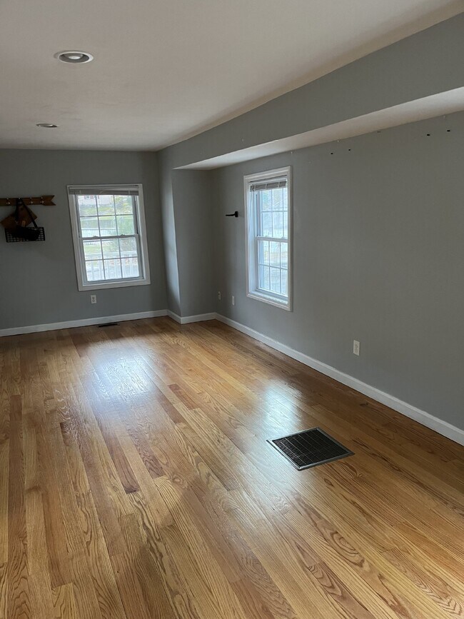 Building Photo - Charming 2 Bed, 1.5 Bath Rental in Worcest...