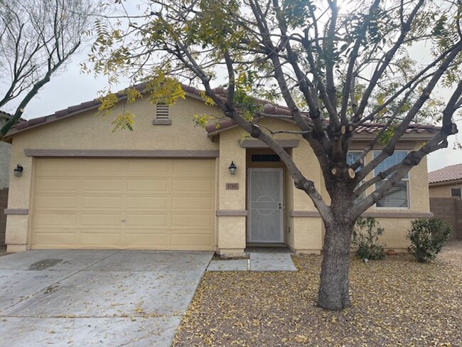 Building Photo - Community pool, close to I-10 and shopping...