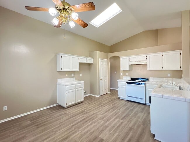 Building Photo - Northwest Bakersfield
