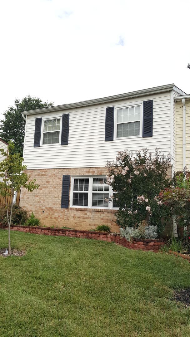 Foto del edificio - *END UNIT* town home in established Crestwood Neighborhood ready for you mid March!