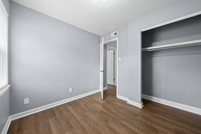 Building Photo - 607 Park Ave