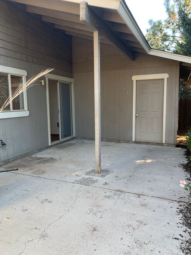 Building Photo - Cute Home in Sisters close to Downtown