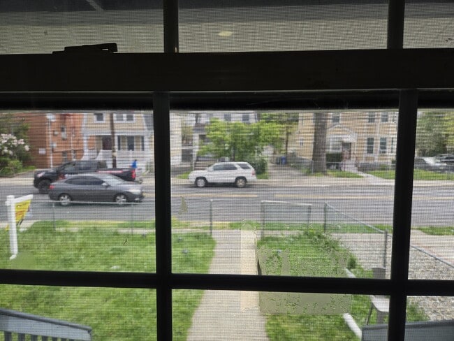 foyer - 575 Stuyvesant Ave