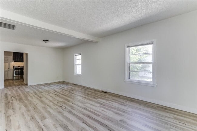 Building Photo - 2 Bedroom 1 Bath with attached garage. Move In ready Southeast Wichita