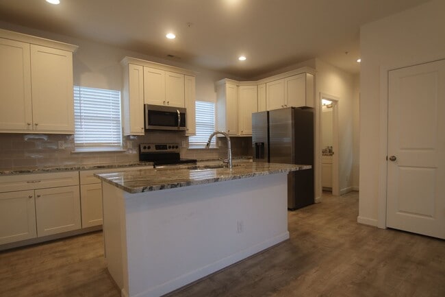 Building Photo - Contemporary 4bd/3.5ba in excellent location