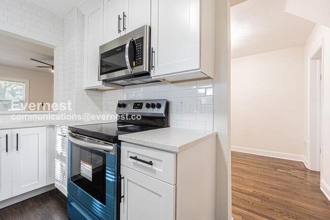 Building Photo - 3 Bed/2 Bath Home with Fenced Yard & Off-Street Parking / Pet-Friendly / Coming Soon!