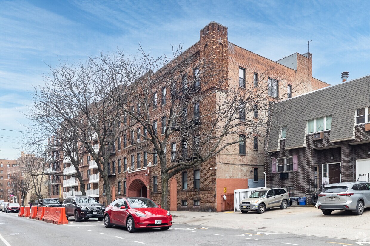 Building Photo - 3145 Crescent St