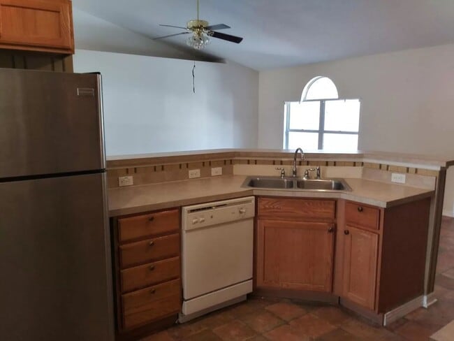 Building Photo - 14169 Spring Hill Dr