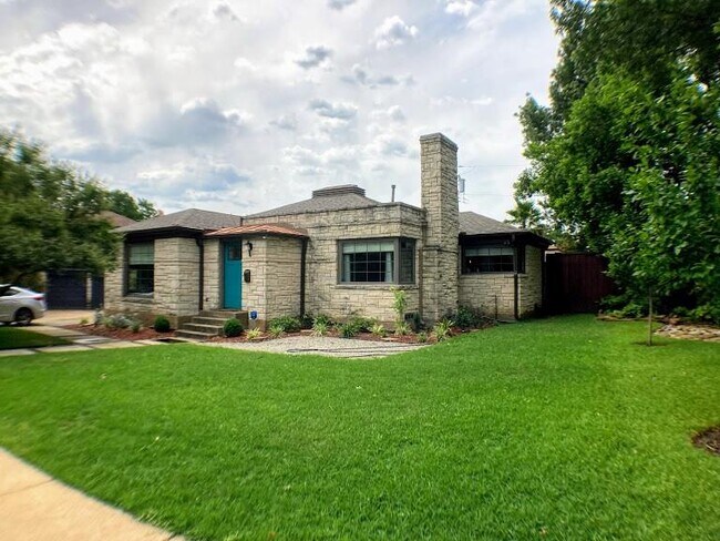 Building Photo - 2214 Lawndale Dr