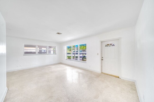 Building Photo - 209 SW 18th Ave