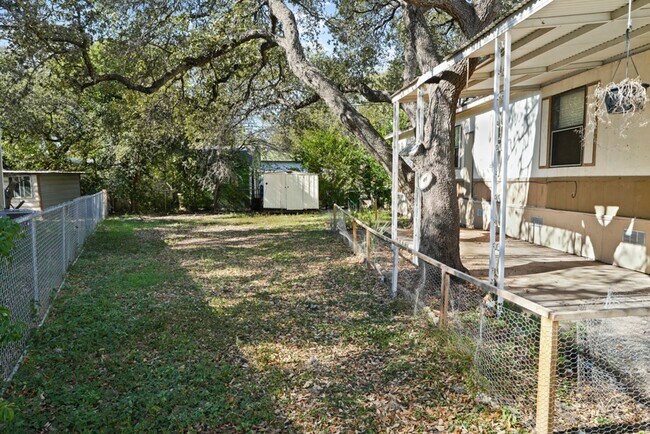 Building Photo - Charming Home Awaits: Spacious & in a Prime Location