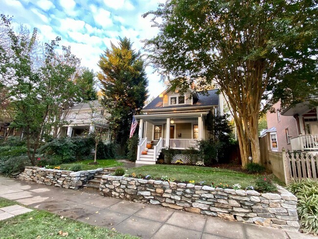 Foto del edificio - 5747 Sherier Pl NW