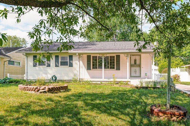 Building Photo - 3 bed, 2 bath Ranch with large backyard