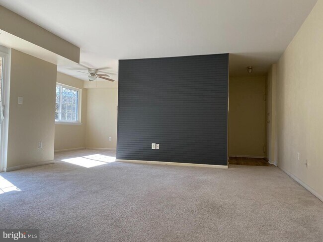 Building Photo - 1523 Colonial Dr