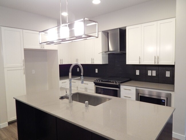 Building Photo - Bellevue 5 bd 3.5 bath townhouse with two ...