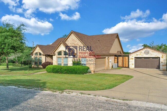 Building Photo - Stunning 3 Bed 2 Bath Home with an Amazing...