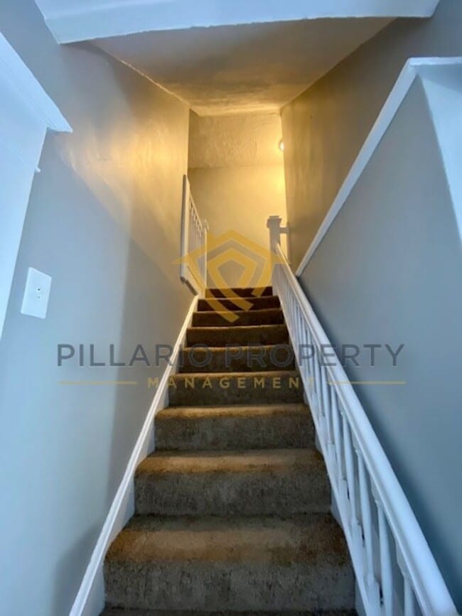 Building Photo - Upstairs Apartment Near Downtown Awaits at 4114 1/2 E Washington- 2 Bedroom/1 Bathroom Apartment ...