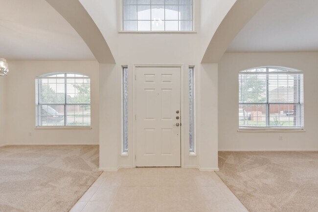 Building Photo - Updated Lease Home Near Breckinridge Park ...