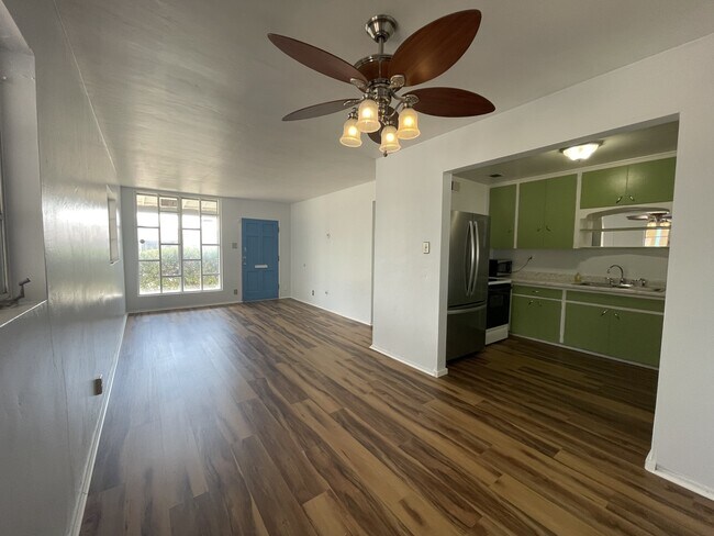 Foto del edificio - 8921 Claremont Ave NE