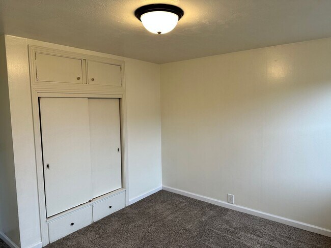 Building Photo - Light-Filled 2Bed, 2 Bath Traditional Home in Sunny Southeast Eureka $1950/mo