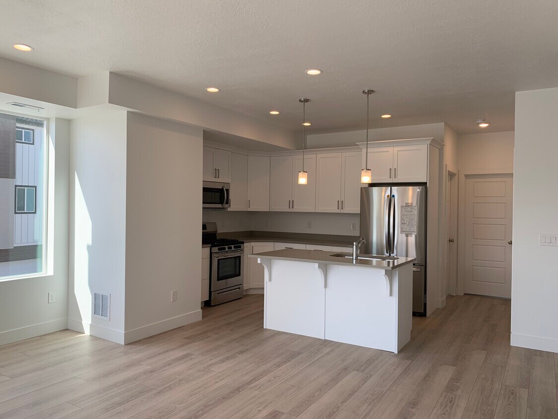 Upgraded island kitchen - 145 E Verdon Ct