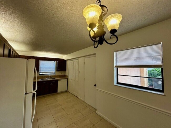 Building Photo - 3 bedroom, 2 bath, 2 car garage, screen porch