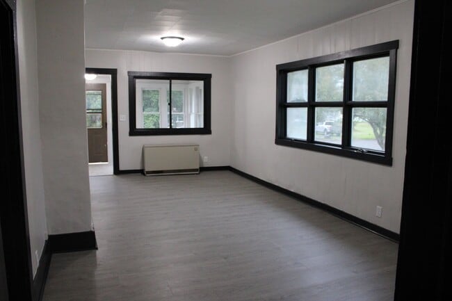 Building Photo - 405 Lindoo Ave E