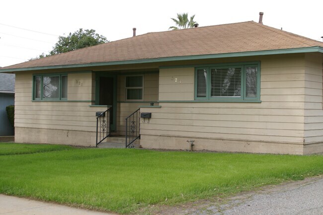 Frente del dúplex - 323 Bond St