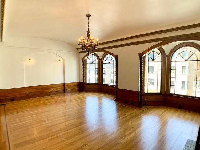 Foto del edificio - Stunning Multi-Level 4/2.5 W/ Dining Room....