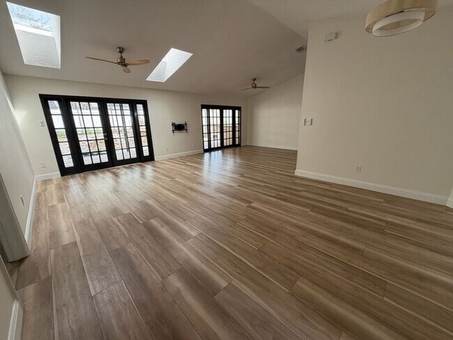 Foto del edificio - Beautiful 4 bed 2 bath Pool home