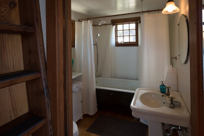 Building Photo - 305 Shoreside Dr