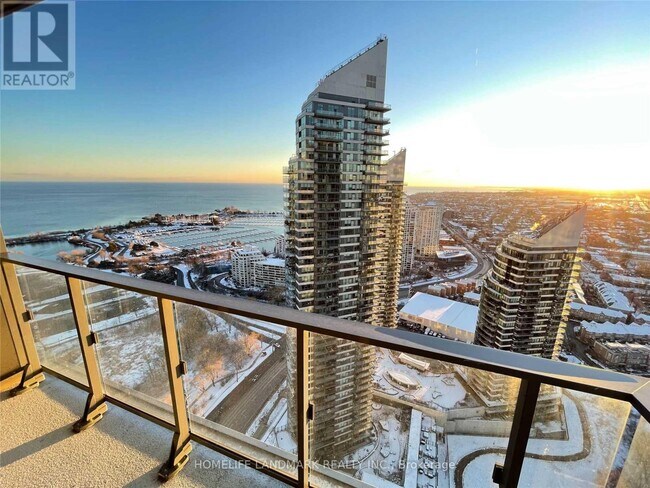 Photo du bâtiment - 2212 Lake Shore Blvd W
