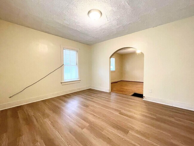 Building Photo - Charming 2 Bedroom 1 Bath House