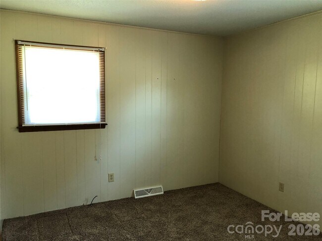 Building Photo - 1411 Roundtree Ln