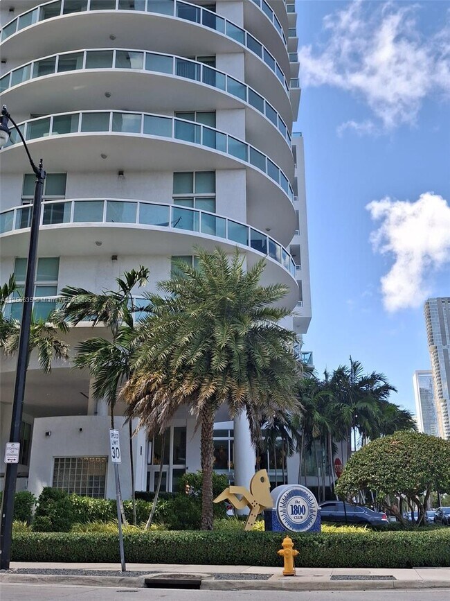 Building Photo - 1800 N Bayshore Dr