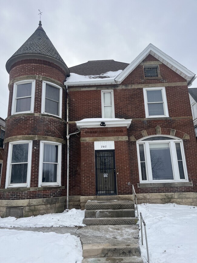 Building Photo - 707 W High St