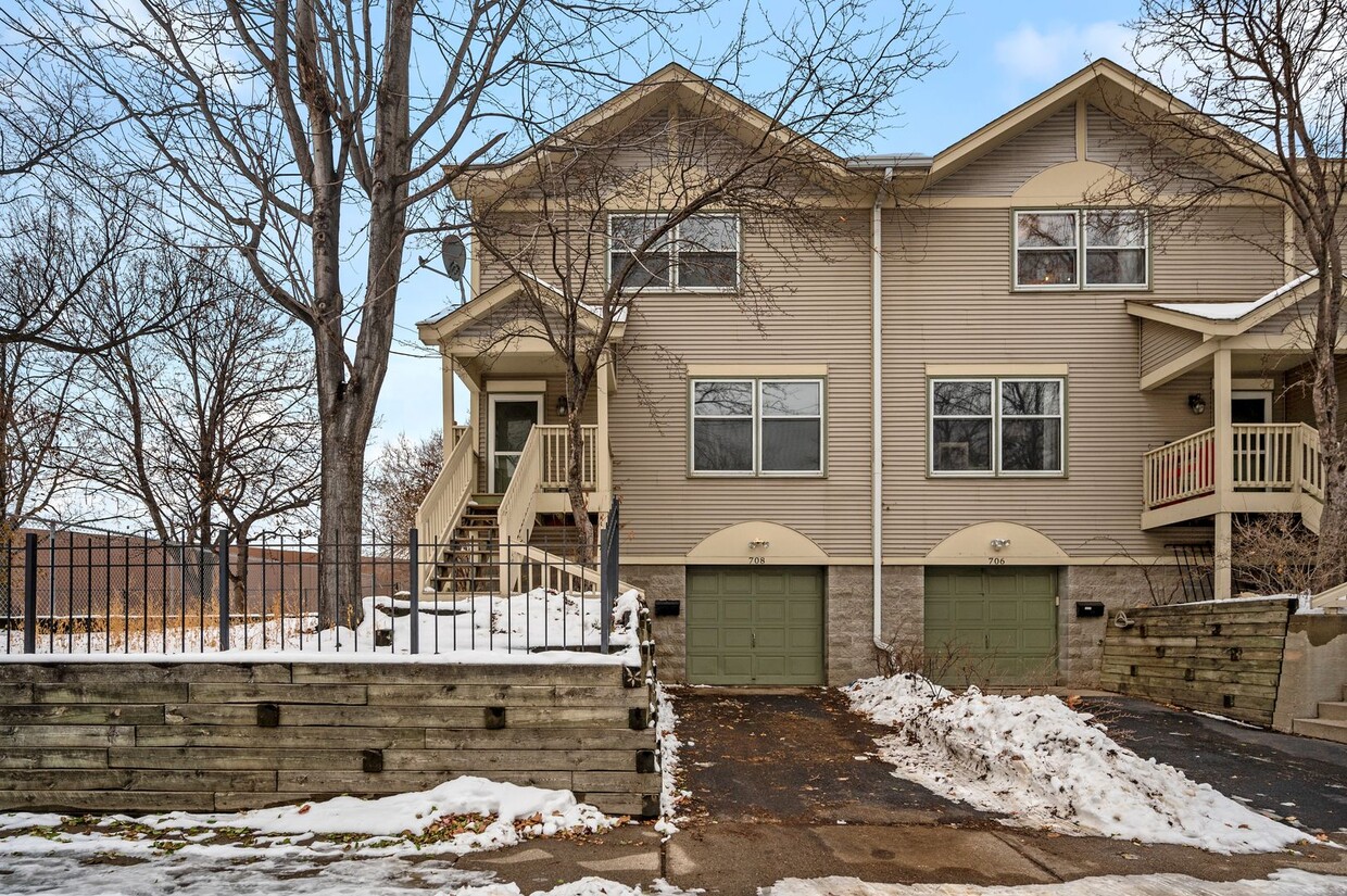 Primary Photo - Spacious 3BR 2Bath Townhome in the desirab...