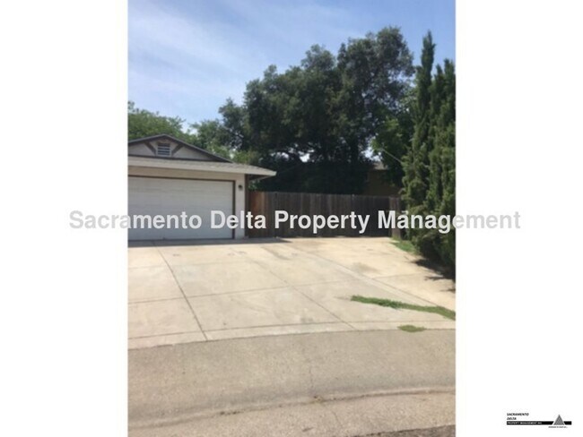 Foto del edificio - Updated 4 bedroom, 2 bath home with large ...