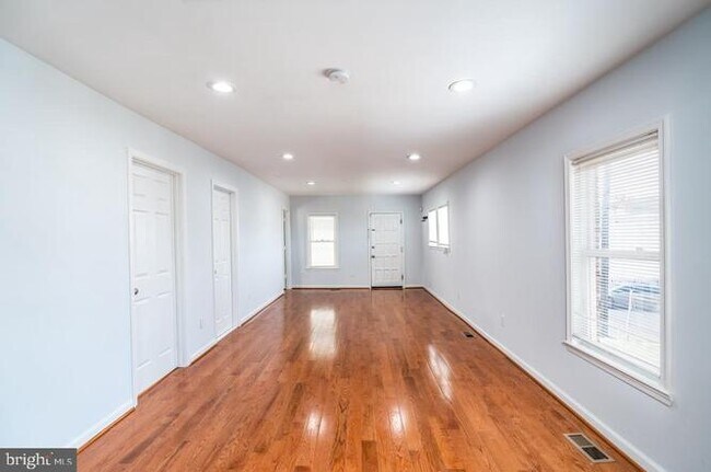 Foto del edificio - 609 49th Pl NE