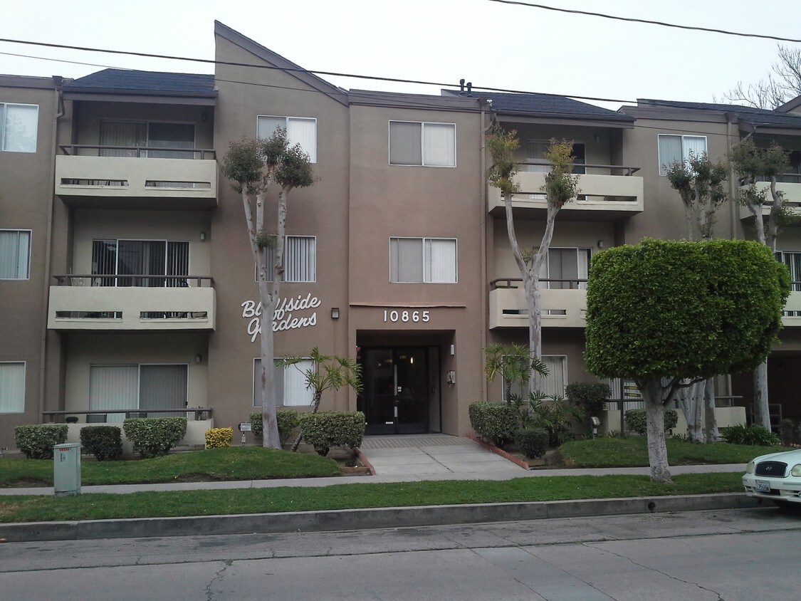 Primary Photo - 10865 Bluffside Dr
