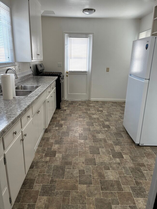 Foto del edificio - 2154 Stevely Ave