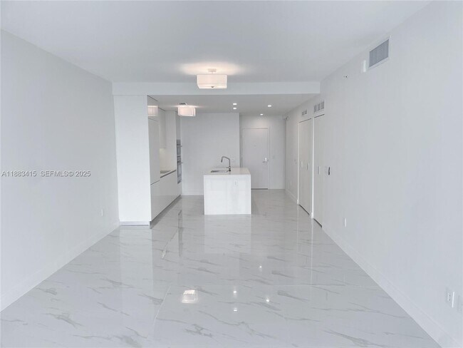 Foto del edificio - 700 NE 24th St