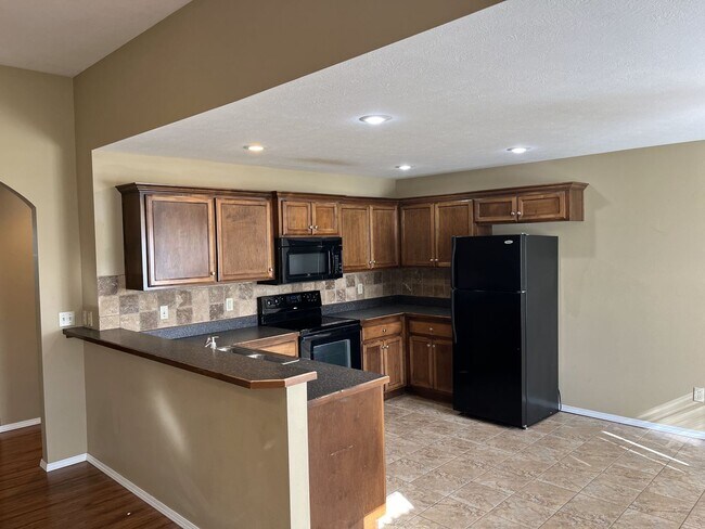 Building Photo - 4 Bedroom! Students Welcome!