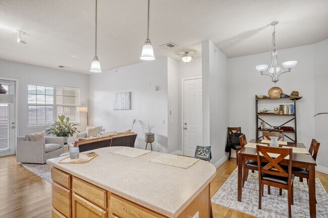 Building Photo - Beautiful Updated 2-bedroom Condo in highly desirable Mayfair-Lowry Location!