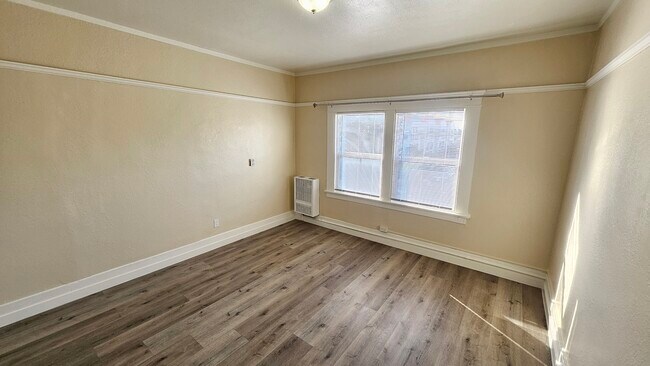 Building Photo - 1330 W 11th St