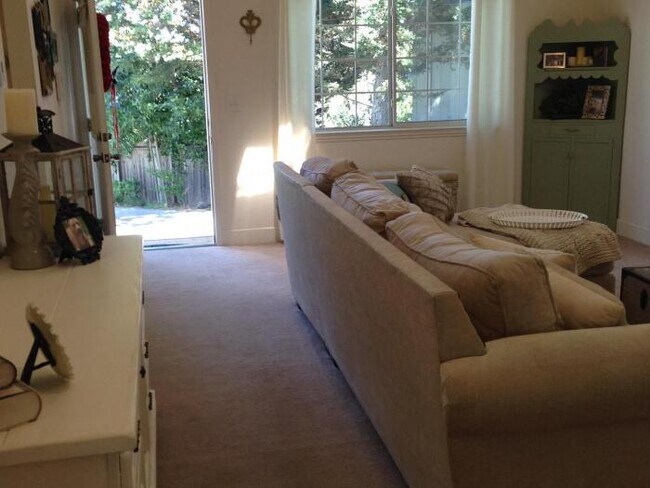 Building Photo - 1 bedroom in Redwood City CA 94062