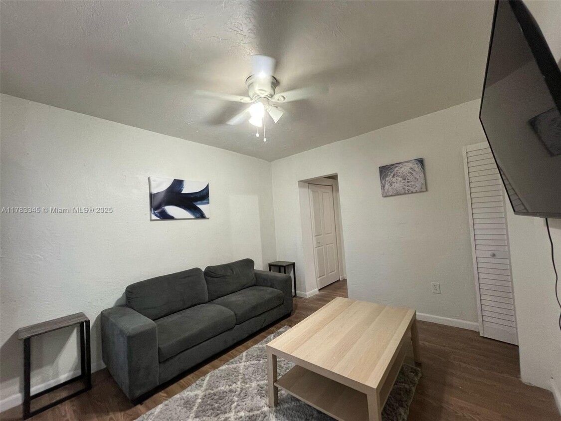 Primary Photo - 200 NW 13th St
