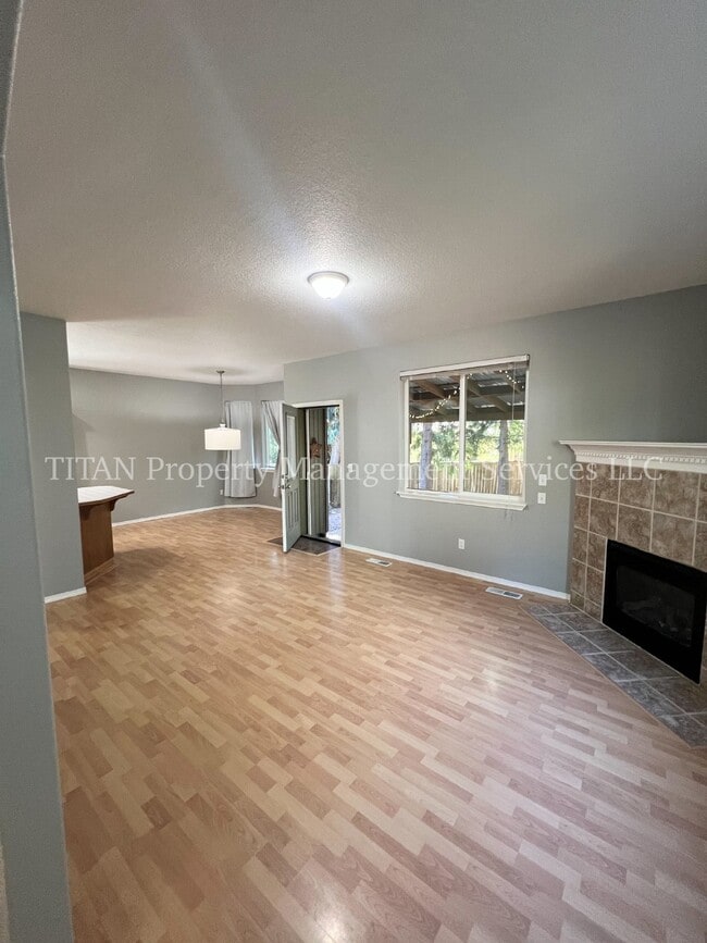 Building Photo - Charming 3 Bed, 2.5 Bath Oregon City Renta...