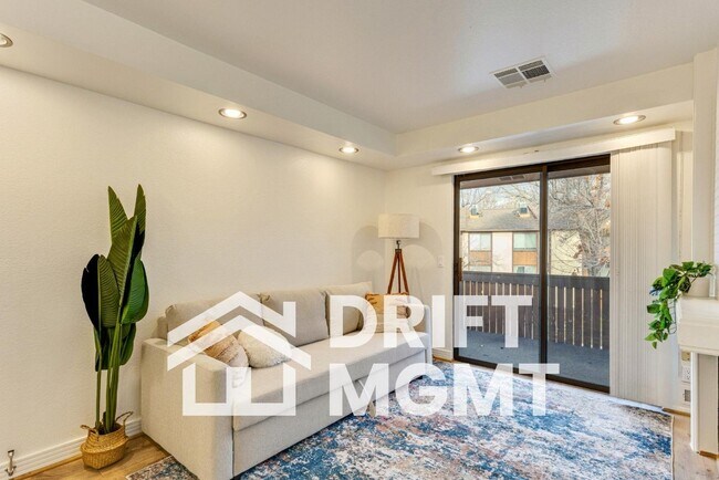 Foto del edificio - 6844 Countrywoods Cir